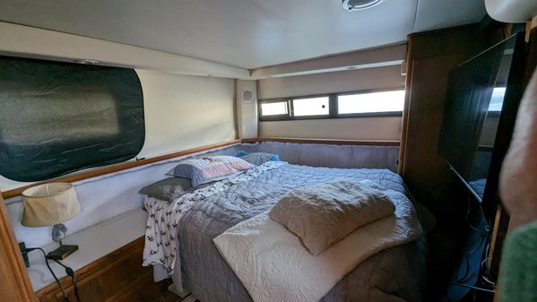 Carver 33 Aft Cabin image