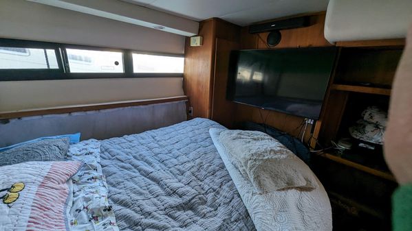 Carver 33 Aft Cabin image