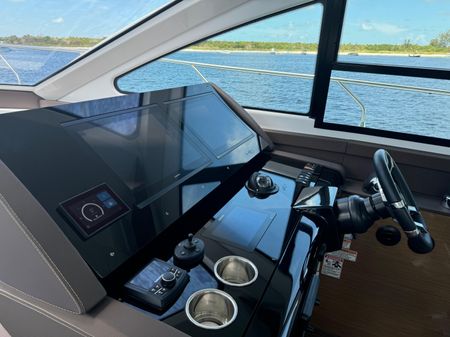 Cruisers Yachts 60 Cantius Flybridge image