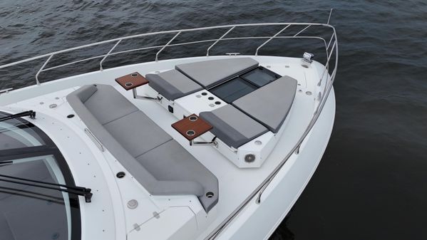 Cruisers Yachts 60 Cantius Flybridge image