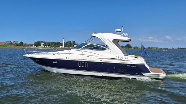 Cruisers Yachts 420 Express 