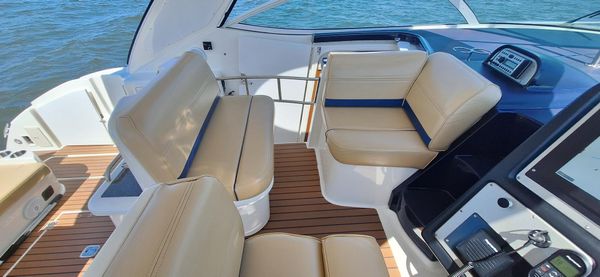 Cruisers Yachts 420 Express image