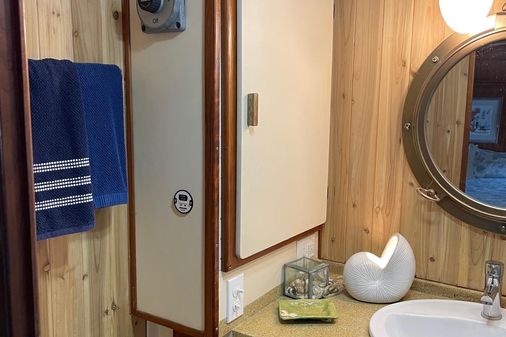 Prairie Boat Works Aft Cabin Flybridge image