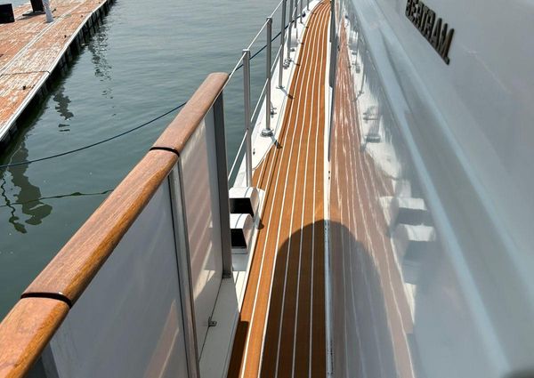 Bertram Flybridge image