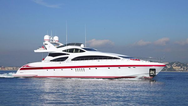 Overmarine Mangusta Re-fit 2015 - Video