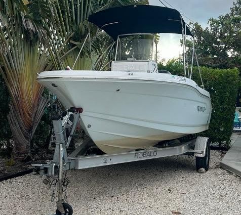 Robalo R180 Center Console image