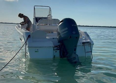 Robalo R180 Center Console image