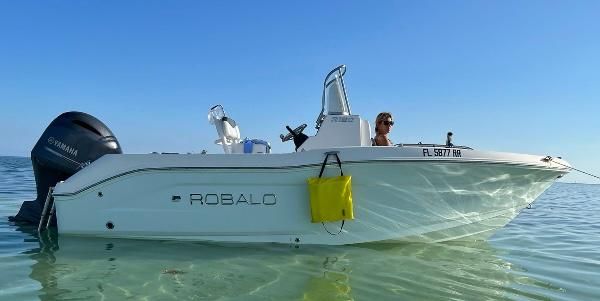 Robalo R180 Center Console image