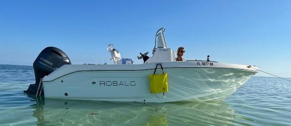 Robalo R180 Center Console image