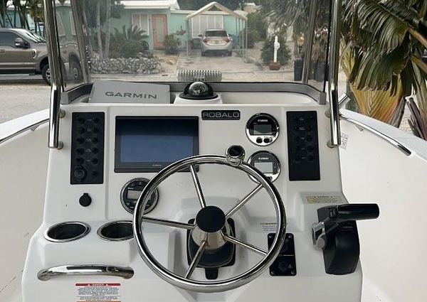 Robalo R180 Center Console image