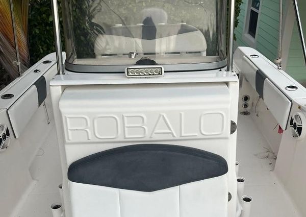 Robalo R180 Center Console image