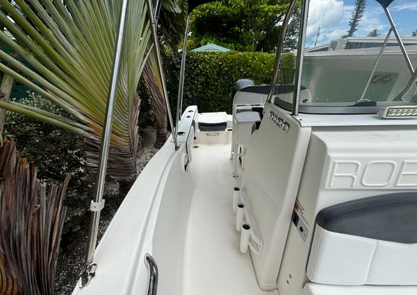 Robalo R180 Center Console image