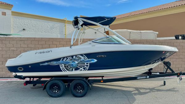 Sea Ray 230 Select Fission 