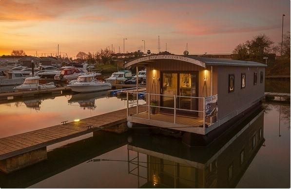 Houseboat 40 w Freehold mooring - main image