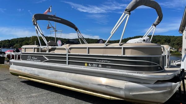 Sun Tracker Party Barge 24 XP3