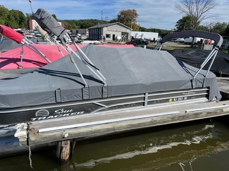 Sun Tracker Party Barge 24 XP3 image