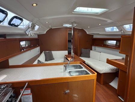 Beneteau Oceanis 37 image