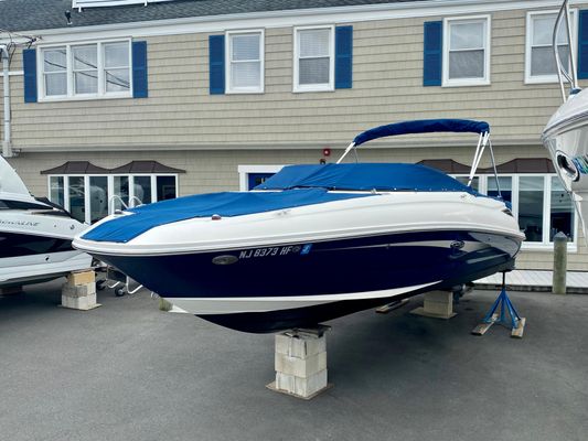 Sea Ray 240 Sundeck - main image