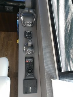 Cruisers Yachts 60 Cantius image