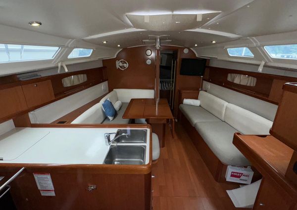 Beneteau Oceanis 37 image