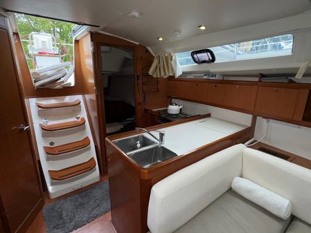 Beneteau Oceanis 37 image