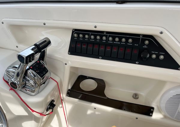 Boston Whaler 255 Conquest image