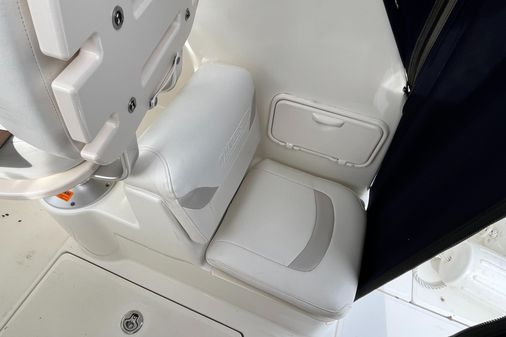 Boston Whaler 255 Conquest image