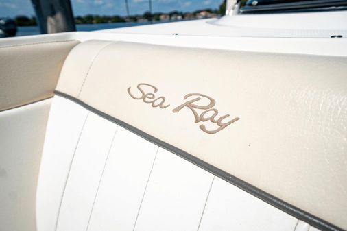 Sea Ray 240 Sundeck Outboard image