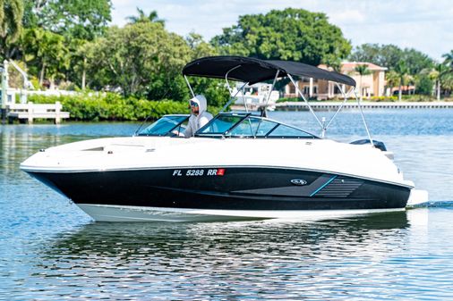 Sea Ray 240 Sundeck Outboard image