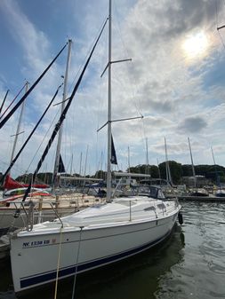 Hunter 33 image