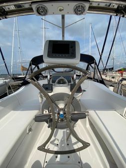 Hunter 33 image