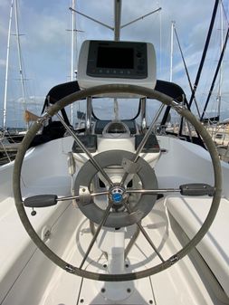 Hunter 33 image