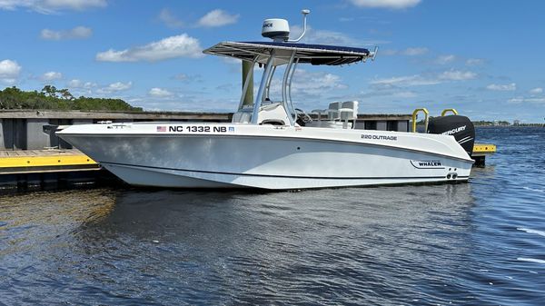 Boston Whaler 220 Outrage 