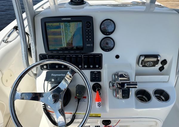 Boston-whaler 220-OUTRAGE image