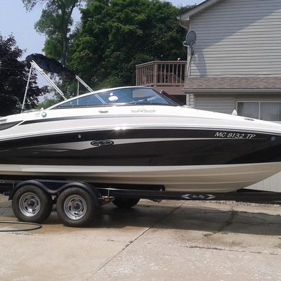 Sea Ray 220 Sundeck - main image