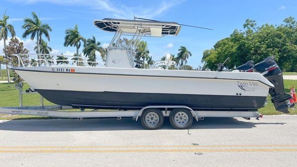 Twin Vee 26 Center Console