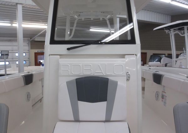 Robalo R272-CC image
