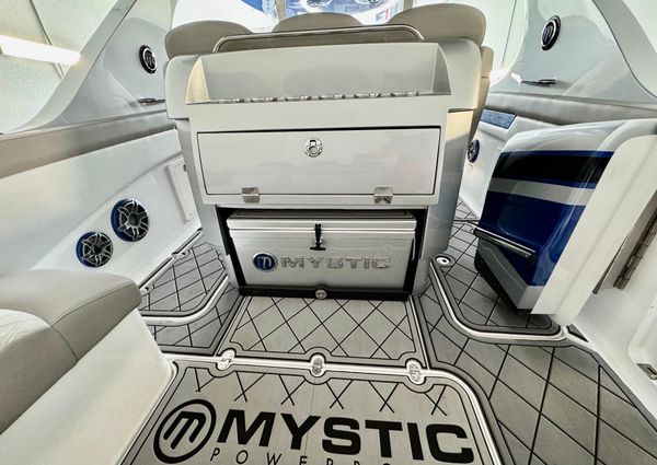 Mystic Powerboats M4200 image