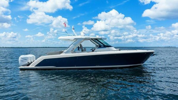 Tiara Yachts 38 LS