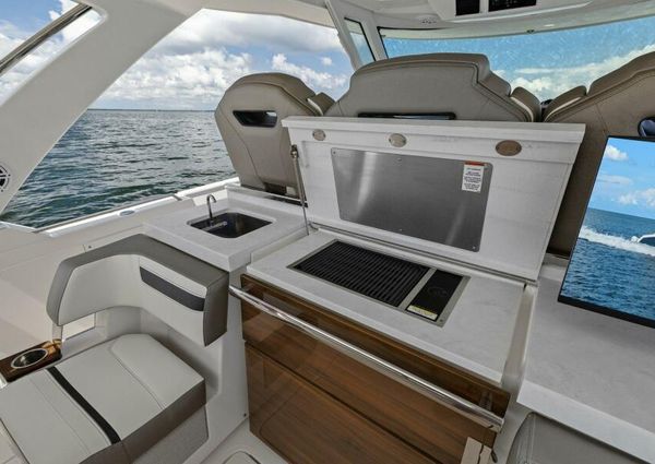 Tiara Yachts 38 LS image