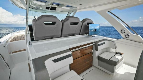 Tiara Yachts 38 LS image