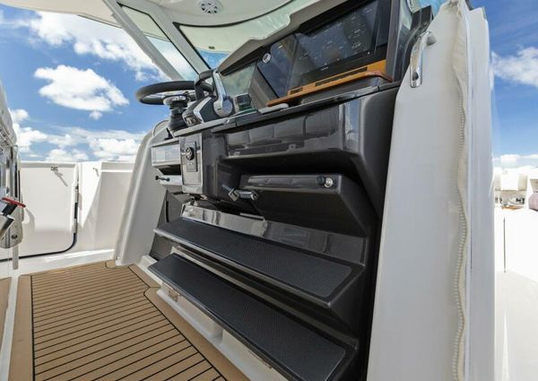 Tiara Yachts 38 LS image