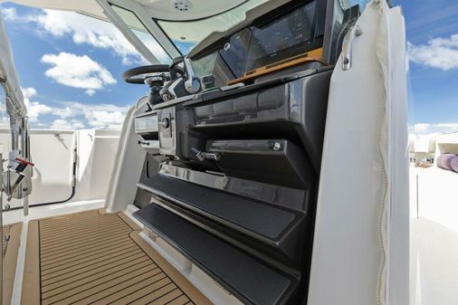 Tiara Yachts 38 LS image