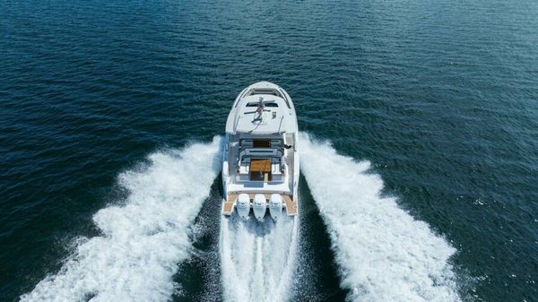 Tiara Yachts 38 LS image