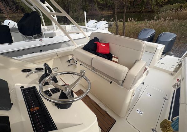 Pursuit C 280 Center Console image