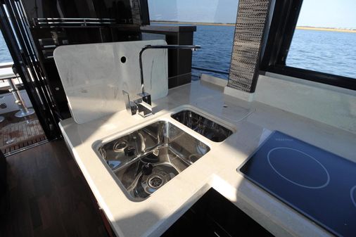 Galeon 400 Fly image