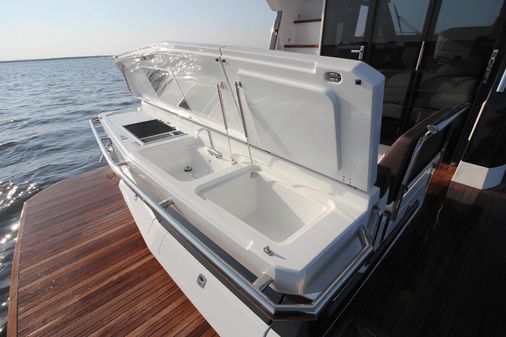 Galeon 400 Fly image