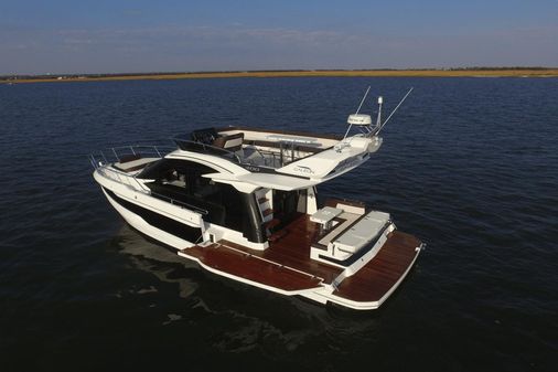 Galeon 400 Fly image