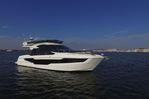 Galeon 400 Fly image