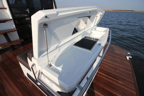 Galeon 400 Fly image